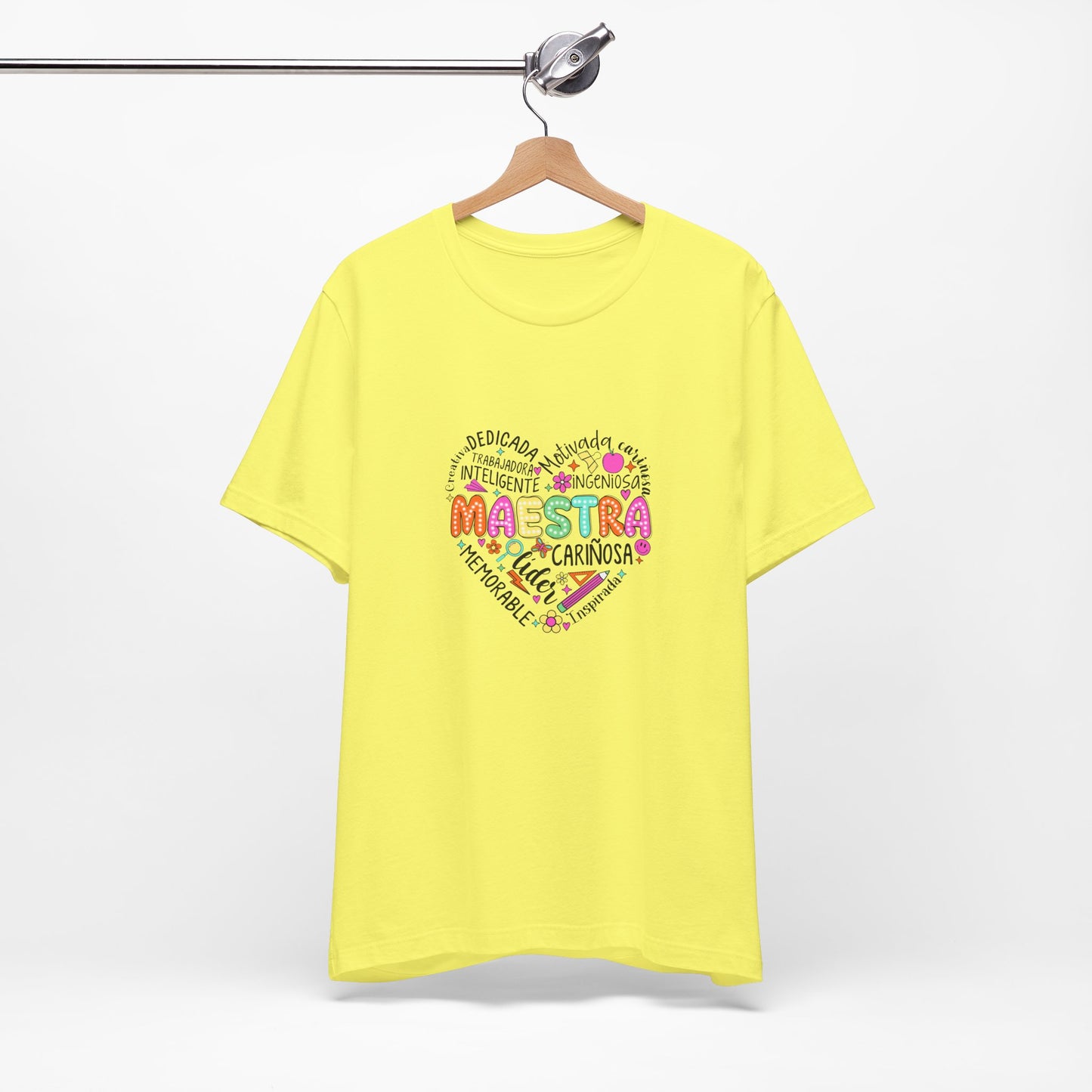 Camisa de maestra de corazón de Maestra española, camisa de corazón de Maestra de colores brillantes, camisa de Maestra de español, camiseta de Maestra personalizada, camisa de maestro personalizada 